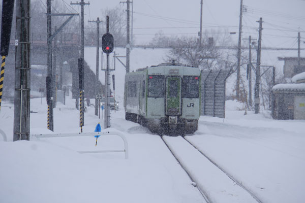 雪の中へ消えていく米坂線